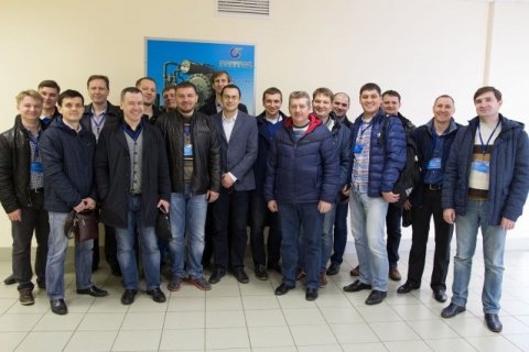 С.В. Карташов со слушателями курсов научно-ининирингового центра от Газпром нефти на Компрессорном комплексе