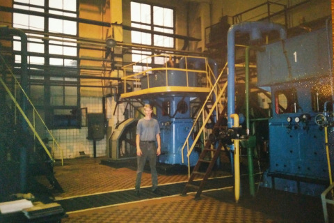 Машинист компрессорных установок С.В. Карташов на своем рабочем участке кислородных компрессоров К3Р кислородного цеха №520 ЗАО "Металлургический завод "Петросталь" (фото 2002 года).