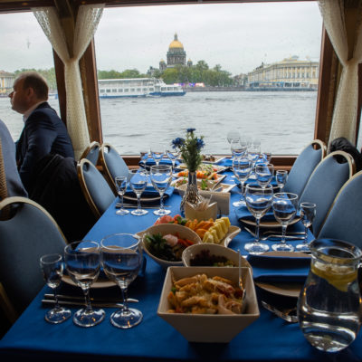 Конференция "Компрессорные технологии" 2022. Торжественный ужин на теплоходе по реке Неве для участников конференции.