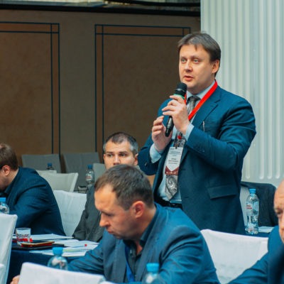 Конференция 2023: вопрос докладчикам задает М.А. Воронцов, начальник Лаборатории промысловых компрессорных и турбохолодильных систем ООО "Газпром ВНИИГАЗ"