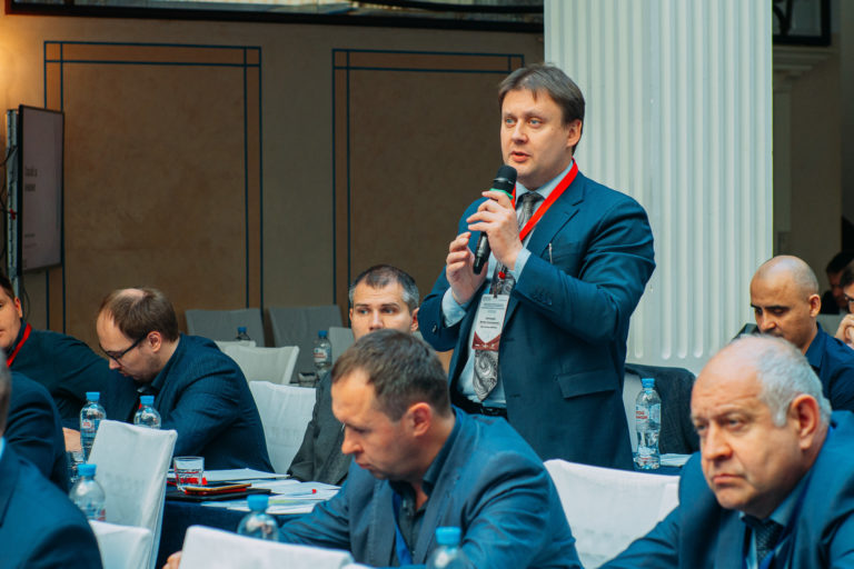 Конференция 2023: вопрос докладчикам задает М.А. Воронцов, начальник Лаборатории промысловых компрессорных и турбохолодильных систем ООО "Газпром ВНИИГАЗ"