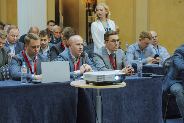 Вопрос докладчикам задает руководитель проекта тиражирования продуктов ПАО "Газпром нефть" А.В. Мельников